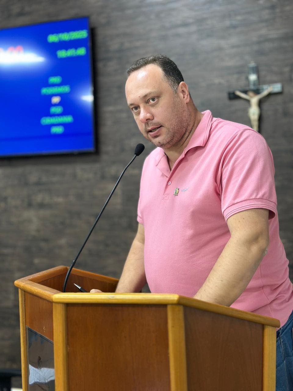 MÁRCIO DA FARMÁCIA SOLICITA DOAÇÃO DE VEÍCULOS À APAE E MELHORIAS NA INFRAESTRUTURA URBANA